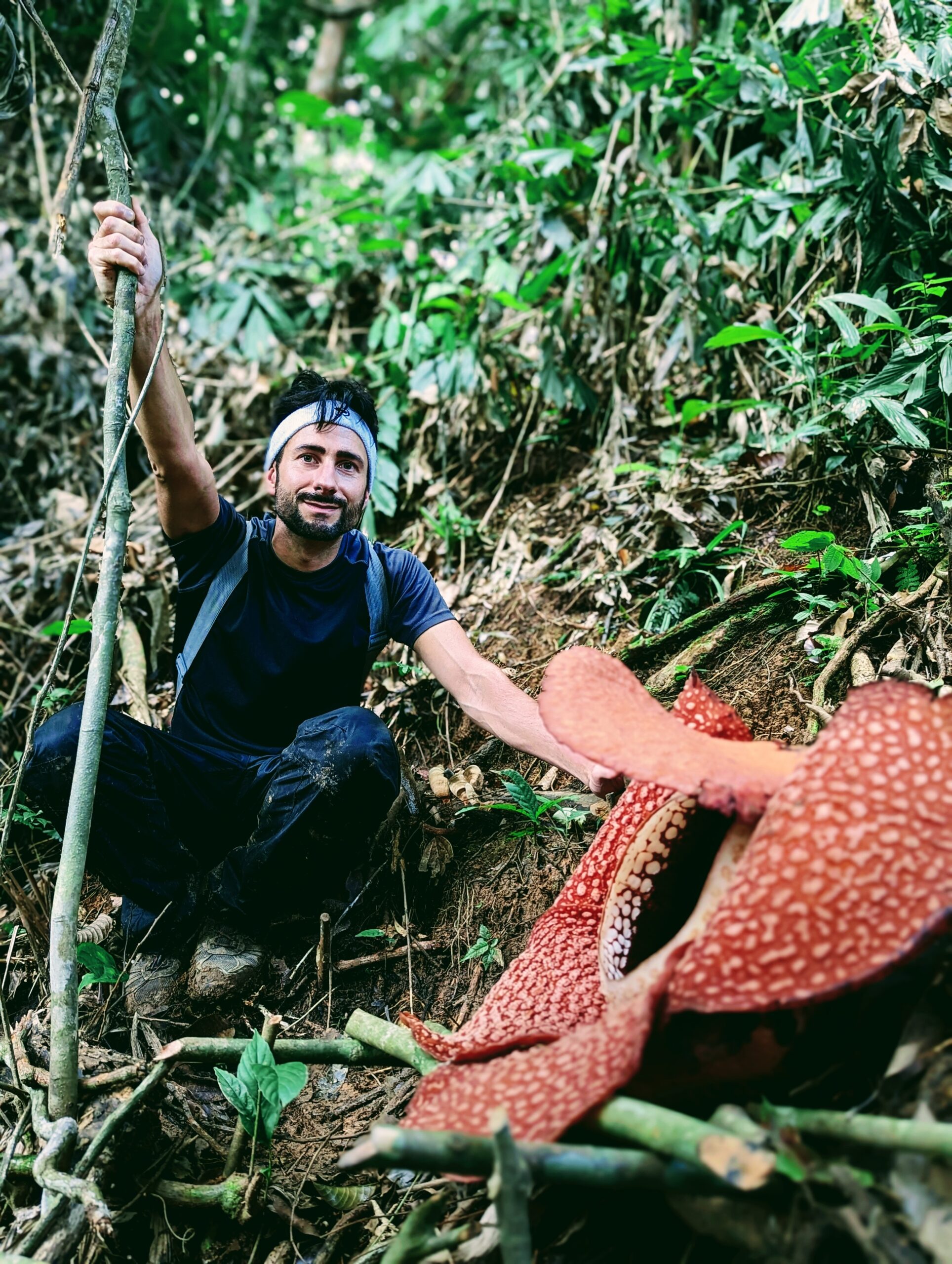 Chris Thorogood in posa con un esemplare di Rafflesia arnoldii, il fiore pi&ugrave; grande del mondo.
